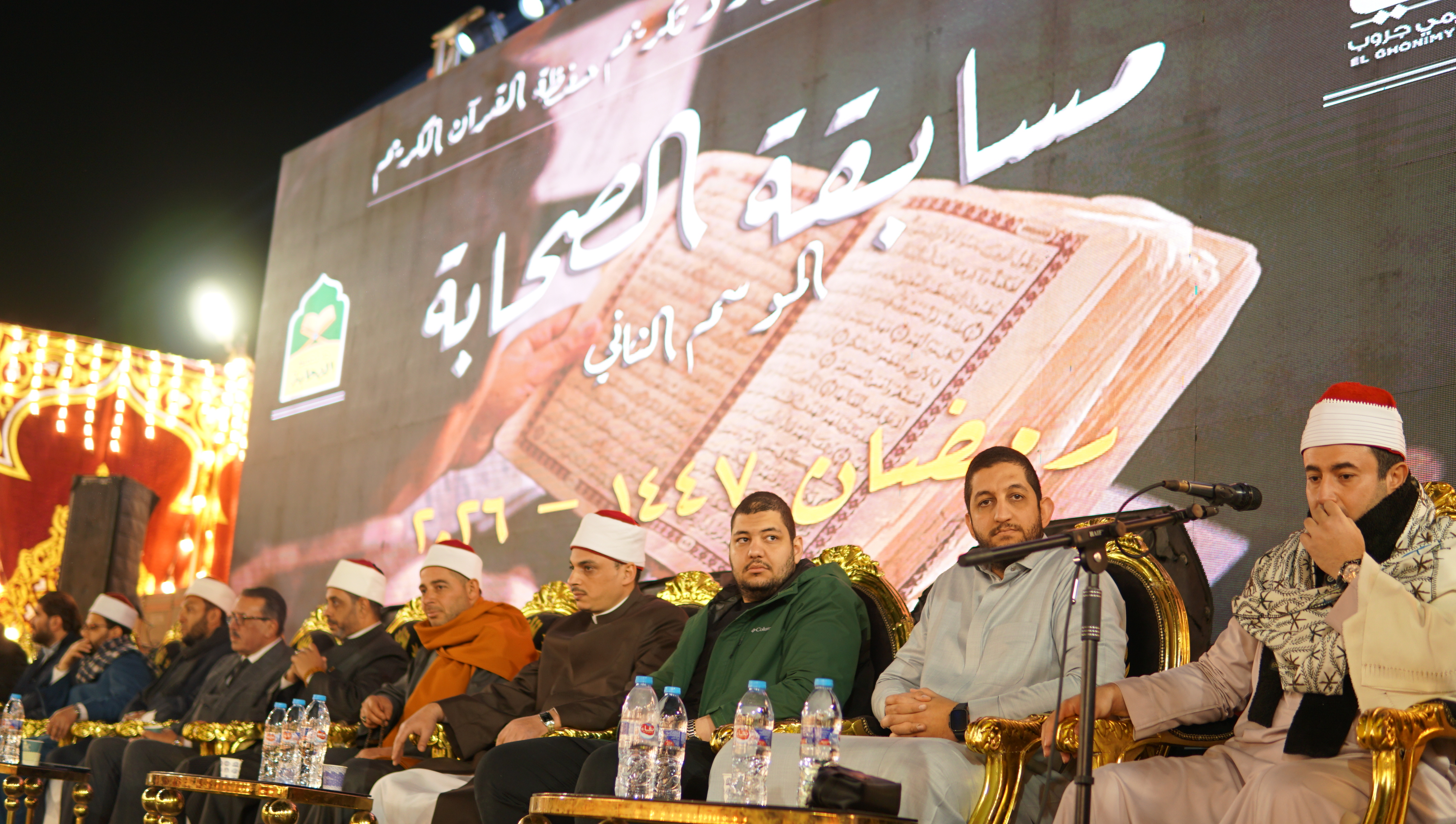 ضيوف الشرف والمشايخ على المنصة